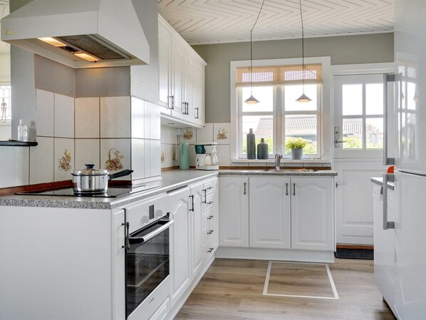 Kühlschrank, Ofen, Geschirrspüler, Hochstuhl