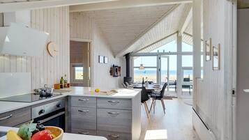 Kühlschrank, Mikrowelle, Geschirrspüler, Kochgeschirr/Geschirr/Besteck