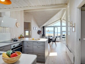 Kjøleskap, mikrobølgeovn, oppvaskmaskin og kjøkkenutstyr