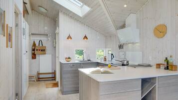 Kühlschrank, Mikrowelle, Geschirrspüler, Kochgeschirr/Geschirr/Besteck