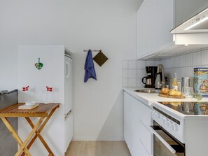 Køleskab, mikrobølgeovn, opvaskemaskine, køkkentøj/tallerkener/redskaber