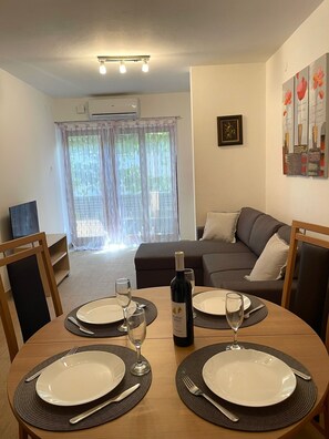 Una televisión, servicios de streaming