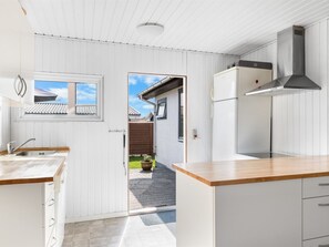 Kühlschrank, Mikrowelle, Geschirrspüler, Kochgeschirr/Geschirr/Besteck