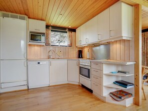 Kylskåp, mikrovågsugn, ugn och diskmaskin