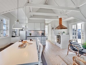 Réfrigérateur, batterie de cuisine, vaisselle et ustensiles