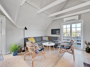 Televisión y chimenea 