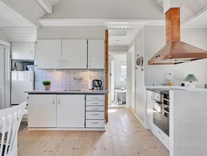 Køleskab, køkkentøj/tallerkener/redskaber