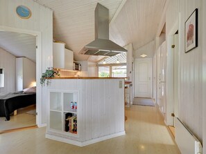 Kjøleskap, mikrobølgeovn, oppvaskmaskin og kjøkkenutstyr