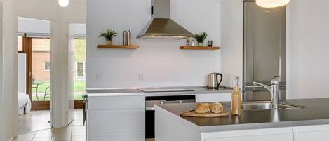 Kühlschrank, Mikrowelle, Ofen, Geschirrspüler