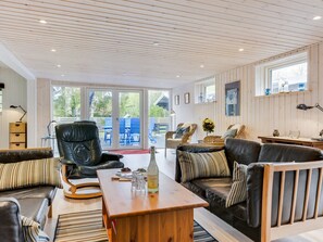 تلفزي�ون، مدفأة، مشغل دي في دي