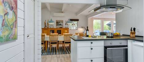 Fridge, microwave, dishwasher, cookware/dishes/utensils