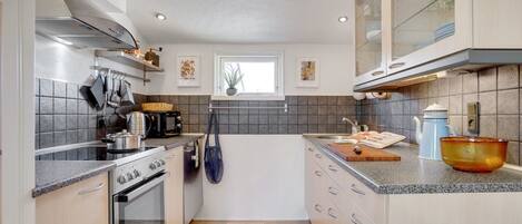 Réfrigérateur, micro-ondes, batterie de cuisine, vaisselle et ustensiles