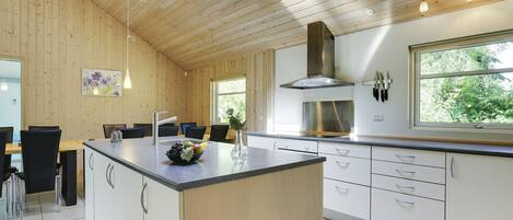 Kjøleskap, mikrobølgeovn, ovn og oppvaskmaskin