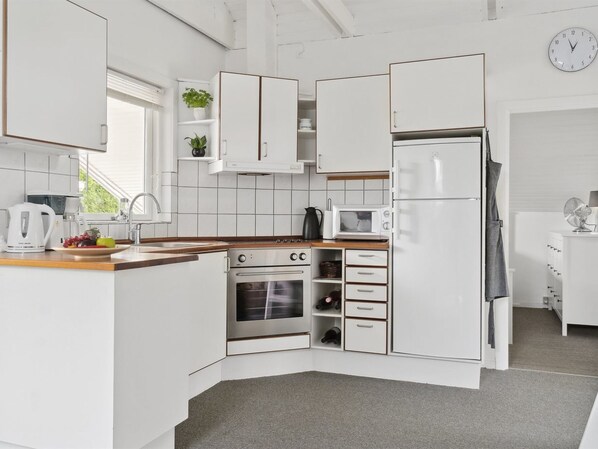 Køleskab, mikrobølgeovn, ovn, højstol