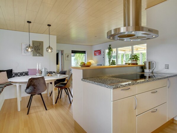 Dining - "Hattie" - 100m from the sea by Interhome (Dannemare)