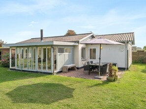 Outdoor dining - "Hattie" - 100m from the sea by Interhome (Dannemare)