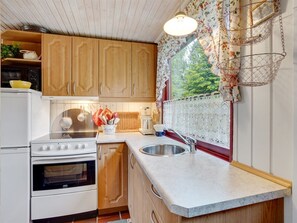 Fridge, cookware/dishes/utensils