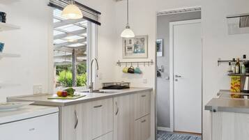 Kühlschrank, Ofen, Kochgeschirr/Geschirr/Besteck