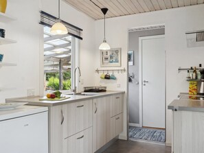 Fridge, cookware/dishes/utensils