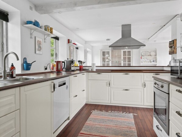 Fridge, microwave, dishwasher, cookware/dishes/utensils