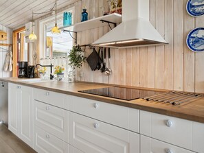 Refrigerador, microondas, lavavajillas y utensilios de cocina 