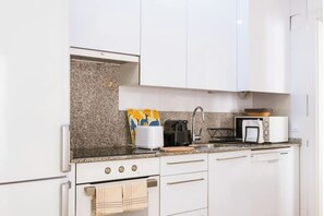 Kühlschrank, Mikrowelle, Ofen, Geschirrspüler