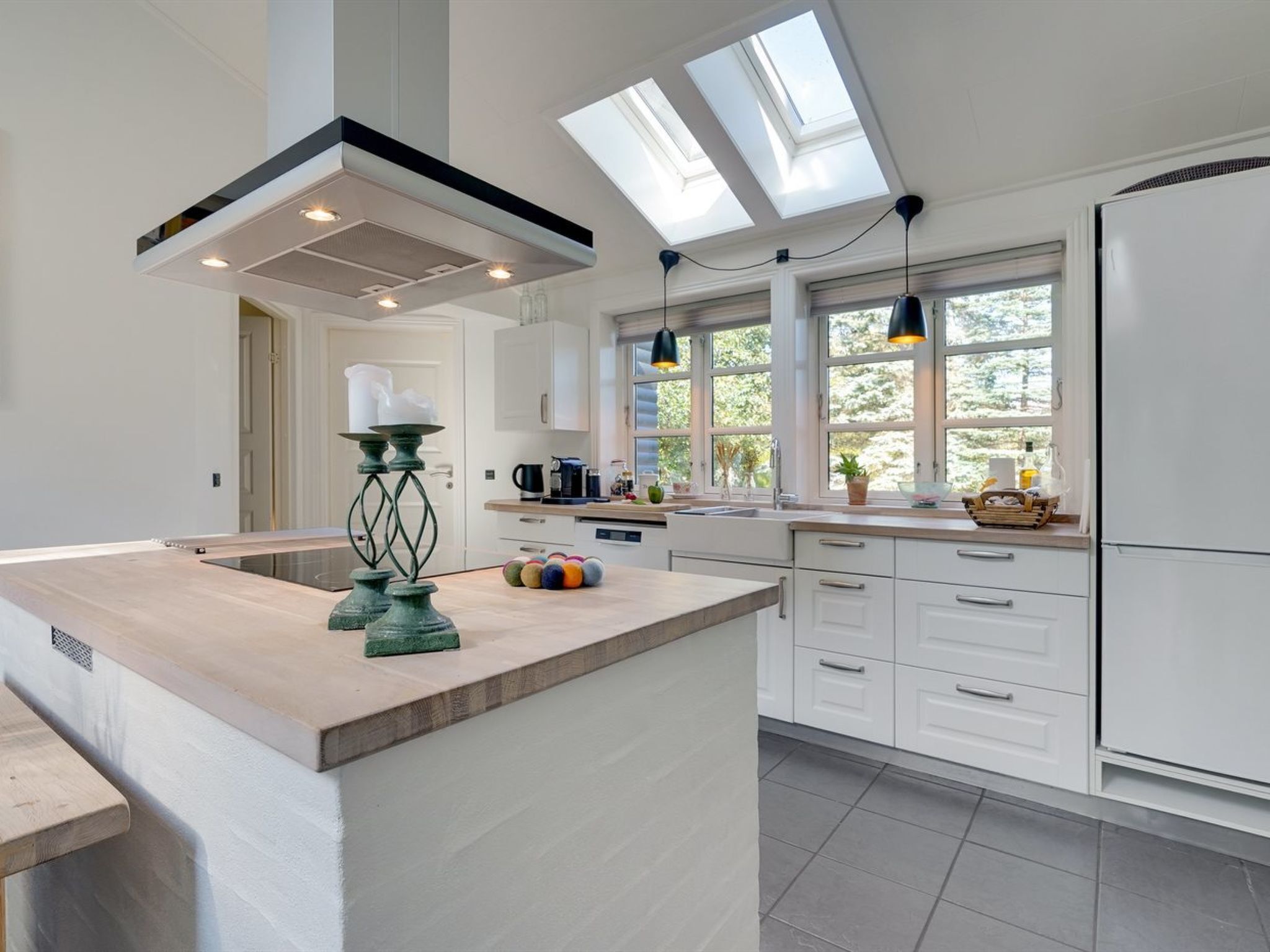 Fridge, microwave, dishwasher, cookware/dishes/utensils