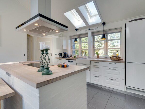 Fridge, microwave, dishwasher, cookware/dishes/utensils