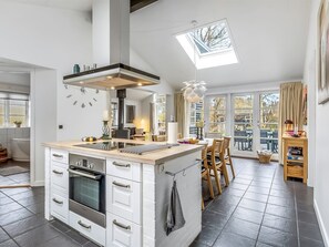 Fridge, microwave, dishwasher, cookware/dishes/utensils
