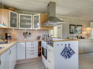 Køleskab, ovn, opvaskemaskine, højstol
