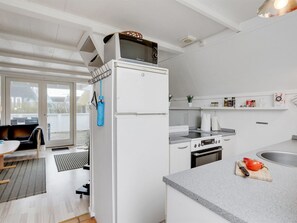 Kylskåp, mikrovågsugn, ugn och diskmaskin