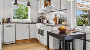 Kjøleskap, oppvaskmaskin og kjøkkenutstyr