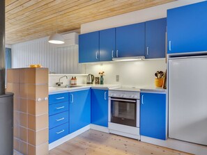 Fridge, cookware/dishes/utensils
