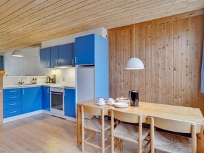 Fridge, cookware/dishes/utensils