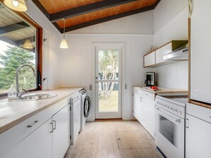 Kylskåp, diskmaskin och grytor/köksredskap