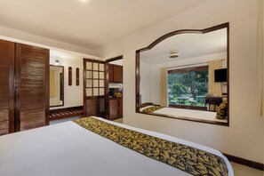 Escritorio, cortinas blackout y tabla de planchar con plancha