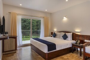 Escritorio, cortinas blackout y tabla de planchar con plancha 