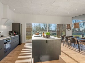 Kühlschrank, Mikrowelle, Ofen, Geschirrspüler