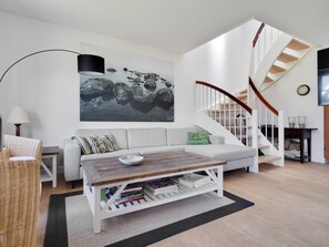 Televisie, een open haard en een dvd-speler