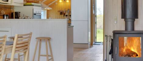 Kjøleskap, mikrobølgeovn, oppvaskmaskin og kjøkkenutstyr