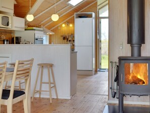 Kylskåp, mikrovågsugn, diskmaskin och grytor/köksredskap