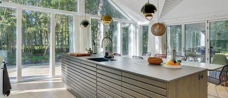 Kjøleskap, mikrobølgeovn, oppvaskmaskin og kjøkkenutstyr