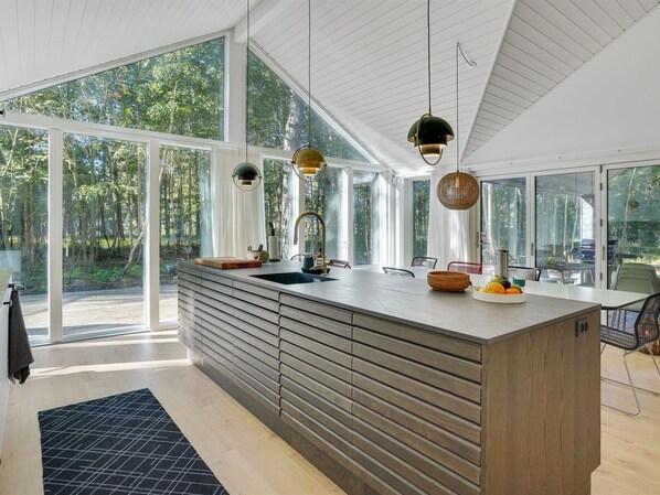 Fridge, microwave, dishwasher, cookware/dishes/utensils