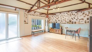 Basic Room, 1 Bedroom (Doldam) | 1 bedroom, free WiFi - Jeju Doldamhankil Pension (Seogwipo)