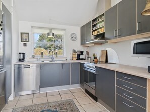 Kühlschrank, Geschirrspüler, Kochgeschirr/Geschirr/Besteck