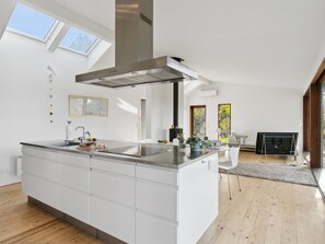 Fridge, microwave, dishwasher, cookware/dishes/utensils