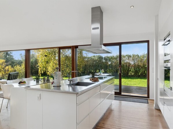 Fridge, microwave, dishwasher, cookware/dishes/utensils