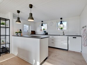 Réfrigérateur, four, lave-vaisselle, chaise haute