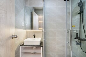 Apartment with Balcony | Bathroom
