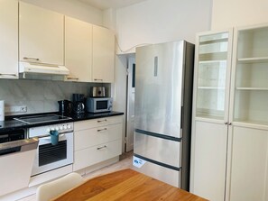 Basic Condo | Private kitchen | Full-size fridge, microwave, oven, stovetop - Apartment MARINA (Bremerhaven)